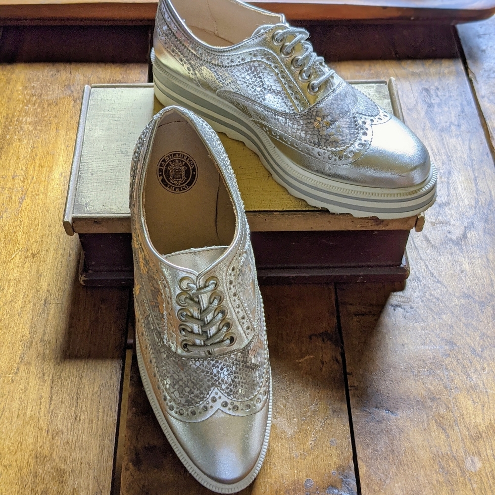 La Milagresa Silver Oxfords. EUC.